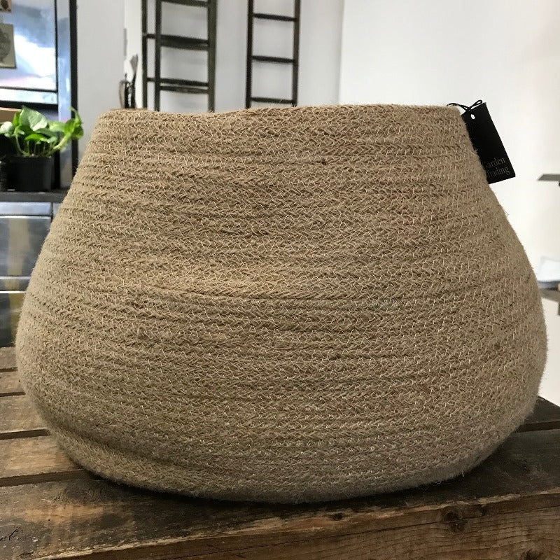 Round jute basket