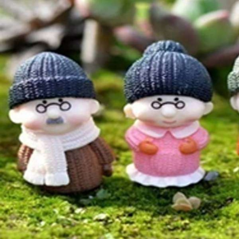 Grandparents in woolens plastic miniature garden toys (Black Cap) – 1 Pair