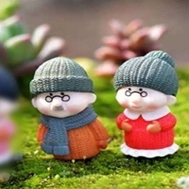 Grandparents in woolens plastic miniature garden toys (Green Cap) – 1 Pair